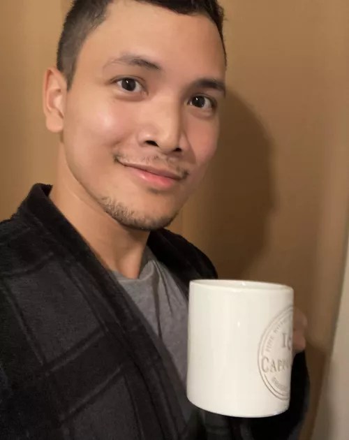 Dressing gown + hot drink combo is peak cosiness. Have a good Tuesday, bros! ☕️☁️