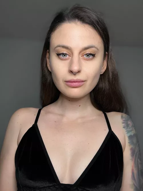 Eastern European x Iraqi 🌙People said I reminded them younger Angelina Jolie, I wish it was true 😁