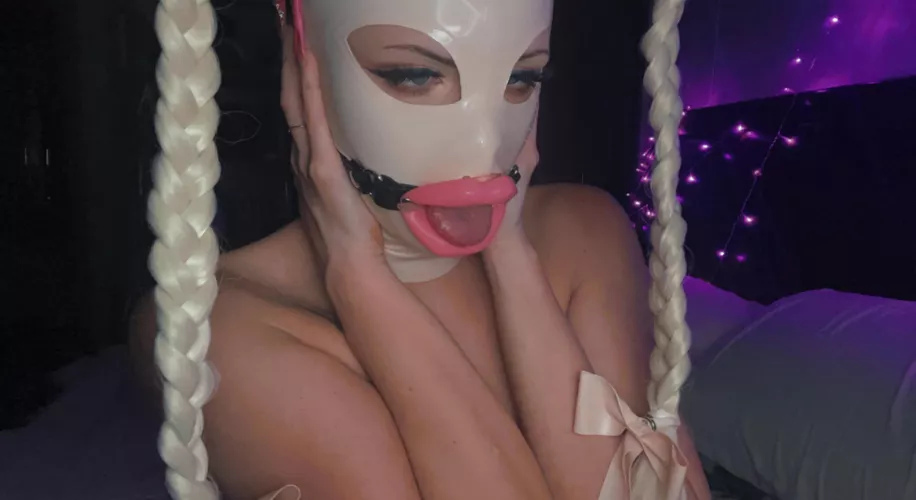 [F] Bimbo's First Latex Hood!!