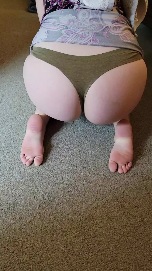Fresh feet and panties 🥰