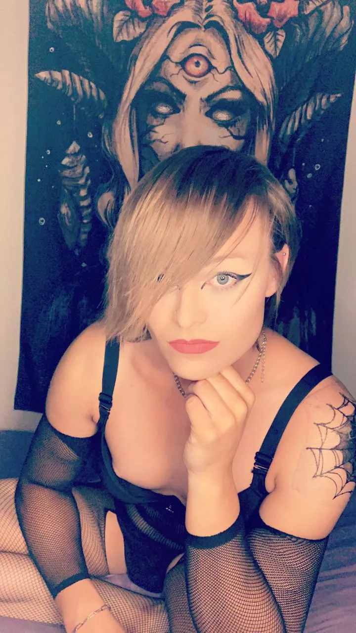 Had a tiny nip slip 😜 but I like the photo too much to not share 🥰