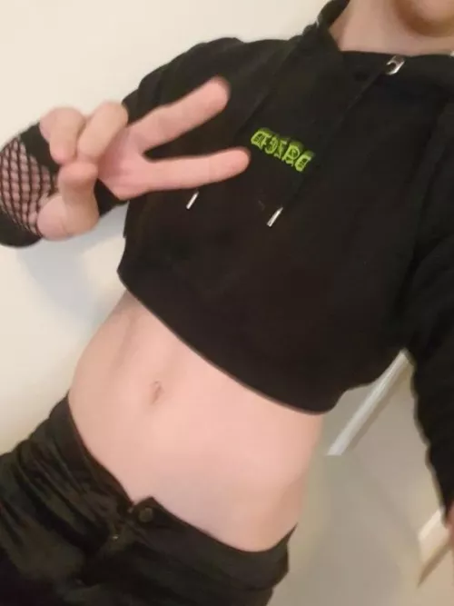 Hi guys, I'm Jamie this is my first post I recently turned 18 I'm shy but wanted to show my new look as I love acting like a femboy.