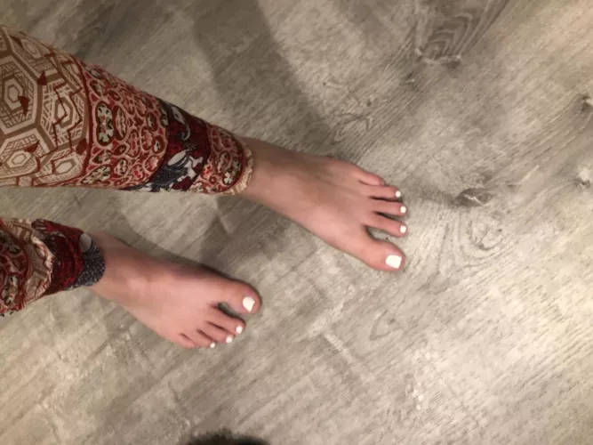 Kneel down and lick my toes😊