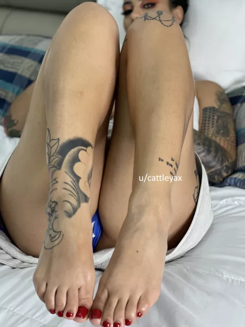 let's play with my cute feet.