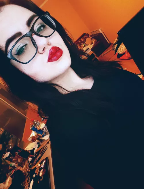 Love both looks, in glasses and without :)