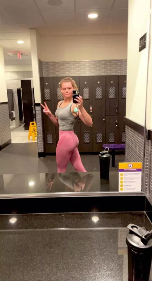 Need 5 people to rate my wifes gym pics