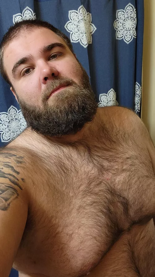 not the greatest pic but it has been ridiculousy cold outside so let me live 🤣 I'll get trimmed up this weekend 🤣
