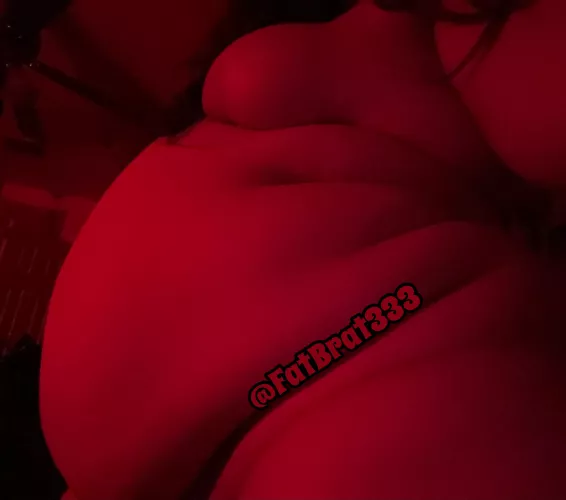 red light on… you know what time it is 🤤😍🐷🖤 I can’t believe my own fat turns me on ! 🥵