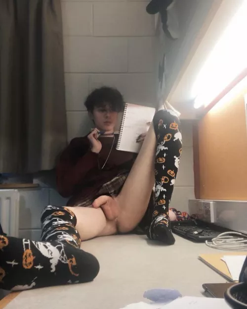 Studying is boringggg