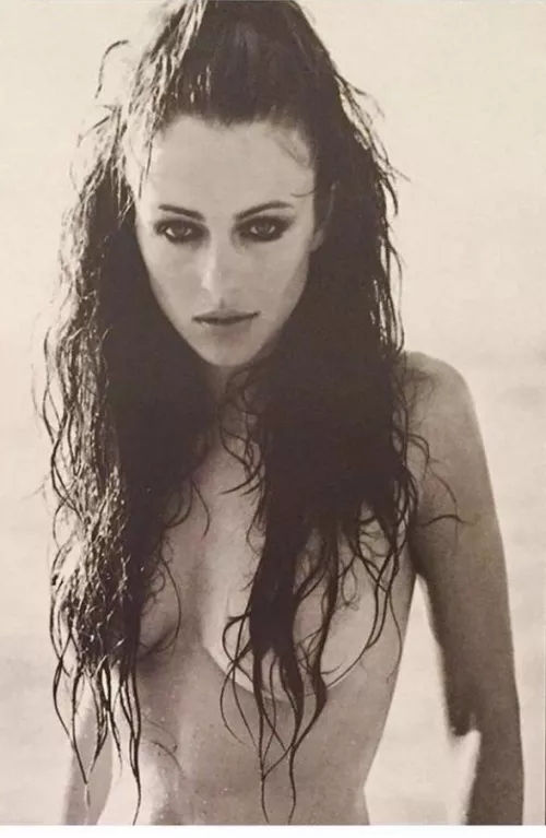 Throw back pic of Elizabeth Hurley.