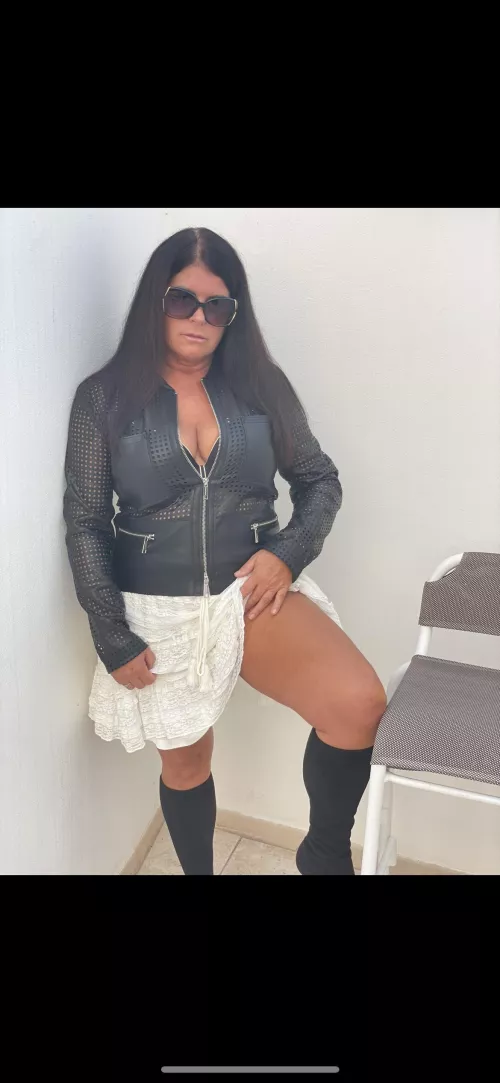 Want to stroke my thigh