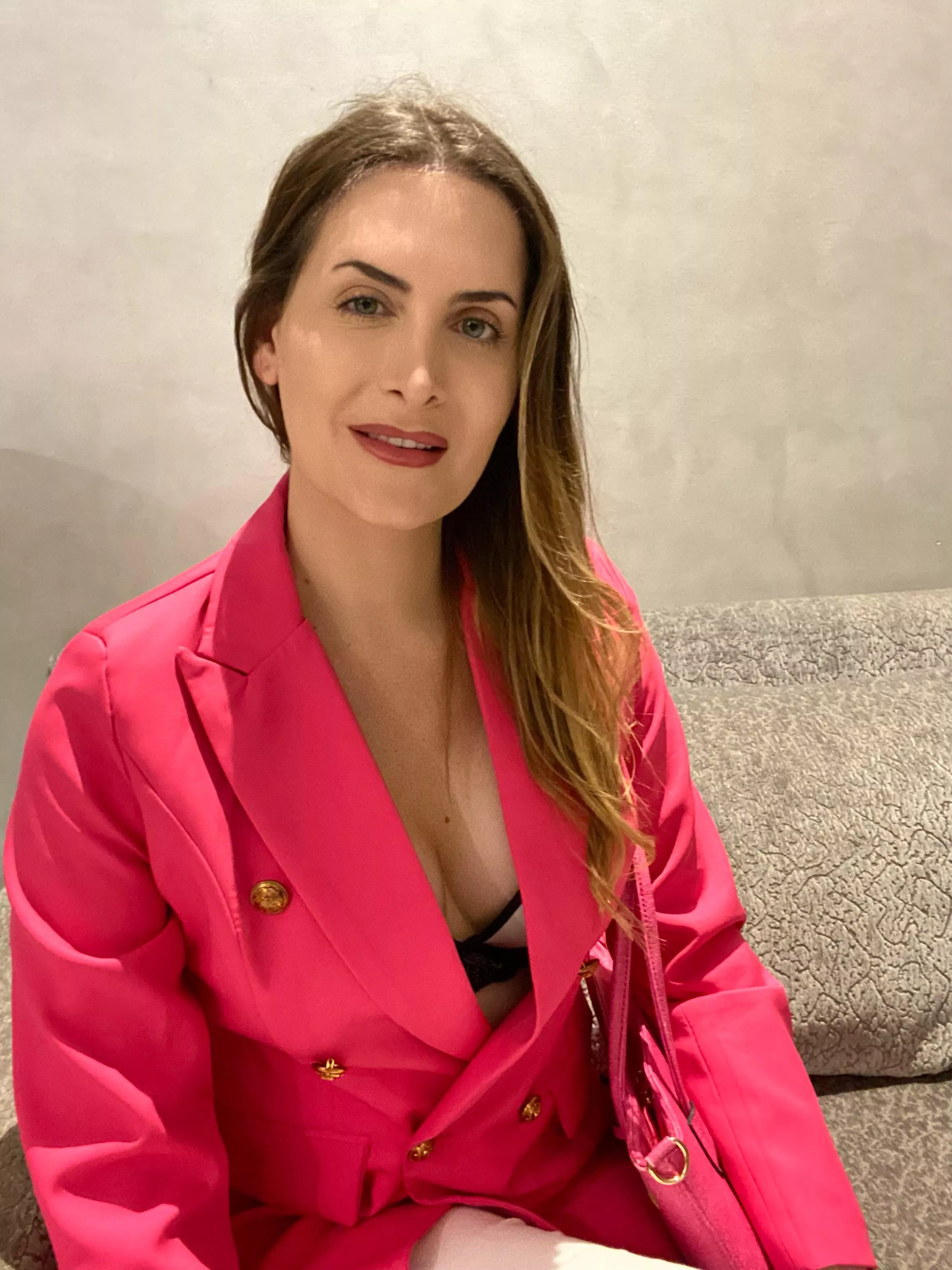 💗 Who said you can’t be classy in pink?! 🌺