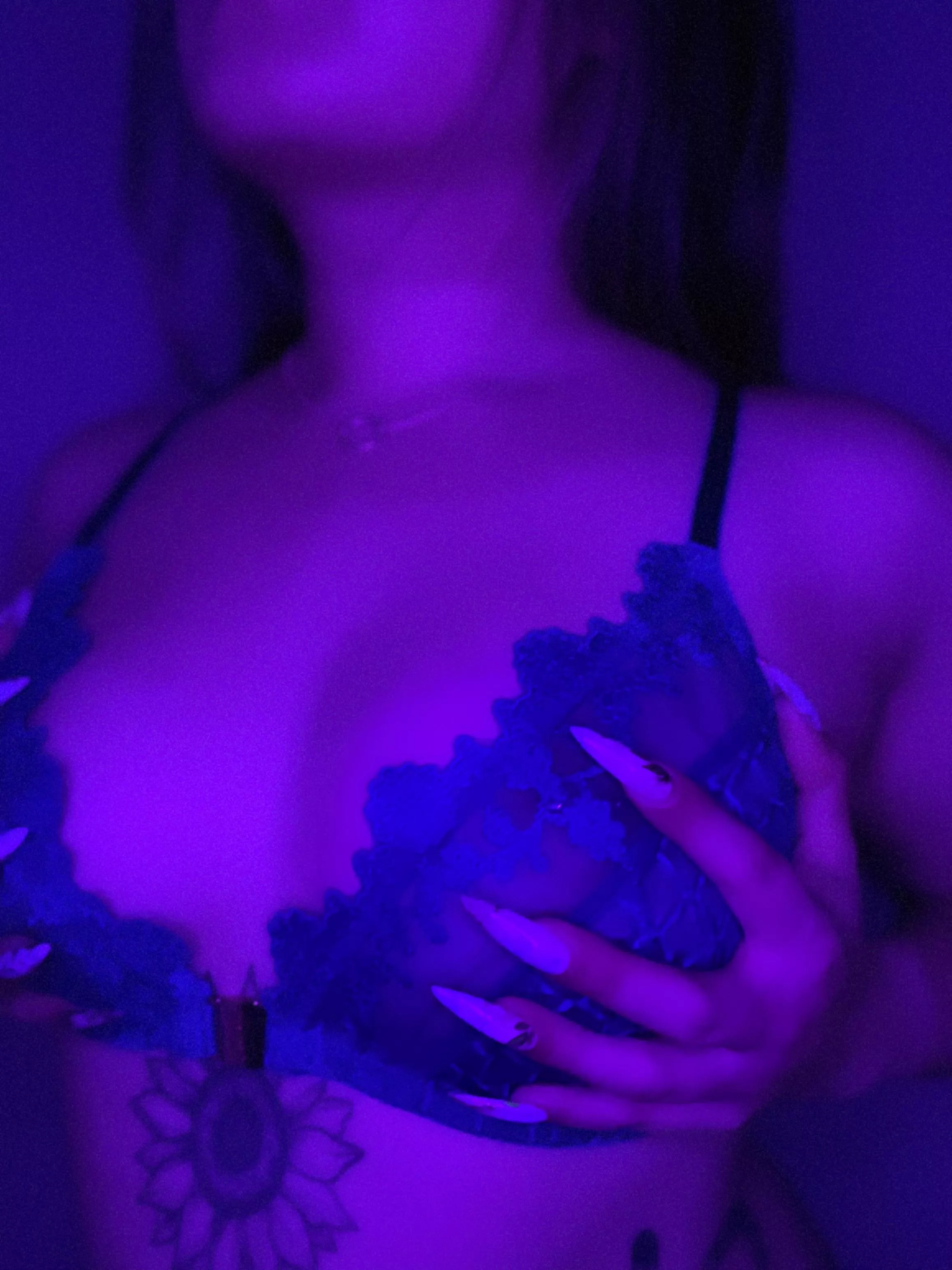 Would you help pay for my next set? 💅🏻😈