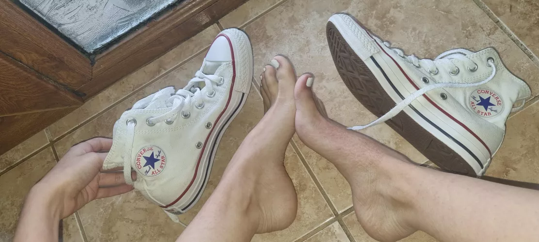 you want to smell my shoes?😽