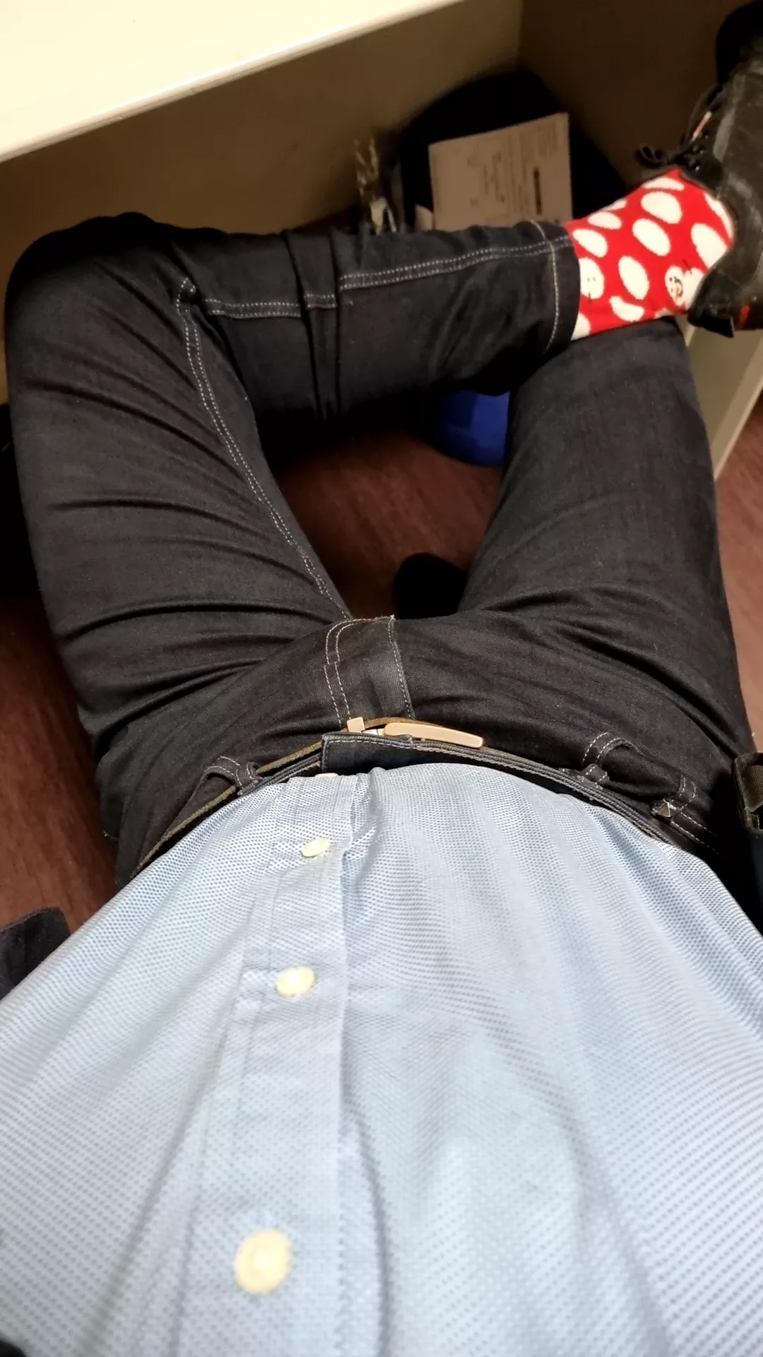 48 Who want ta taste a daddy's cock in his deskroom ?