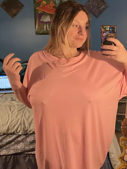 cold weather just makes the nips pop a lil more 🤗🤤