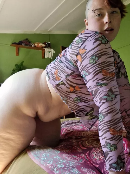 Come play in bed with me...