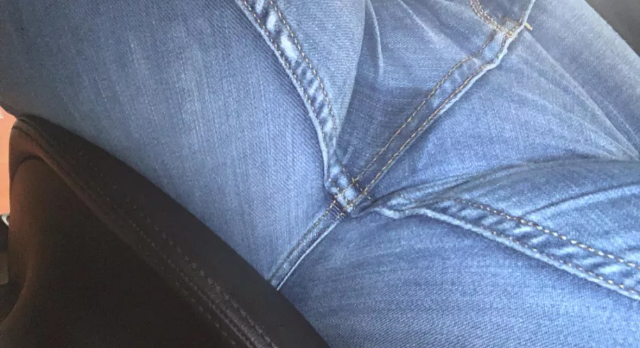 Currently at work… i soaked thru my pants. I keep opening my legs so I can smell my wet pussy 🤤🤤🤤