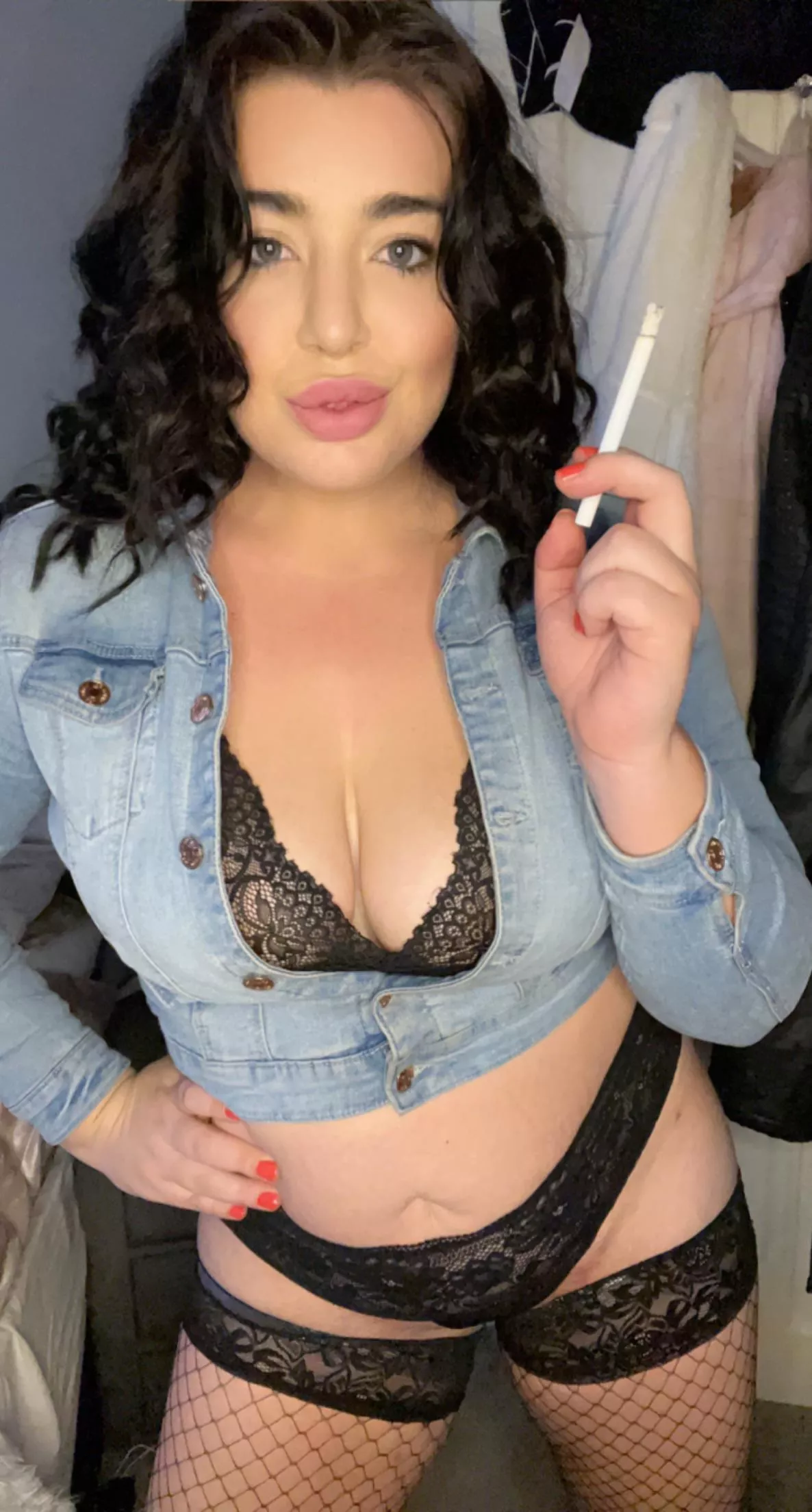 Good morning! Who wants to chat? 💋🚬