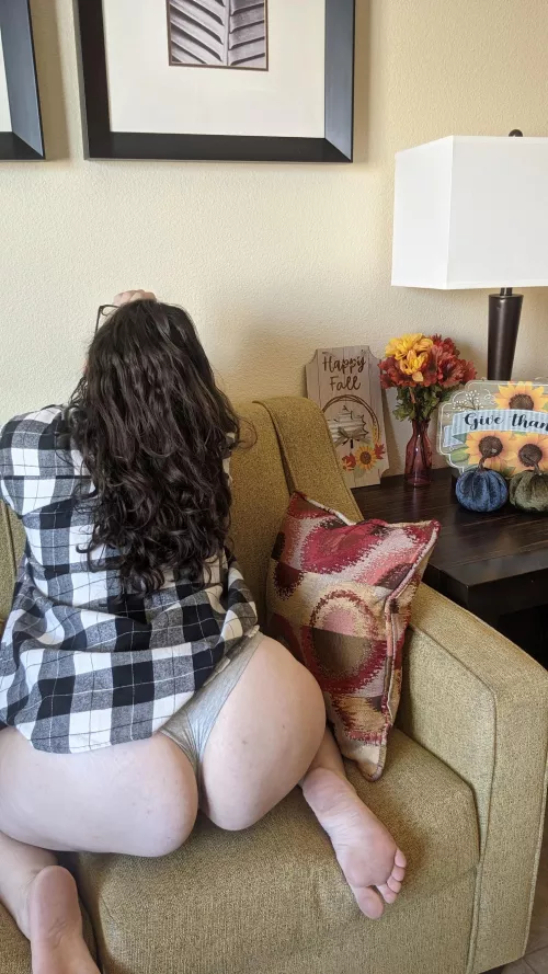 Here's a big ol' mom booty for your hump day pleasure