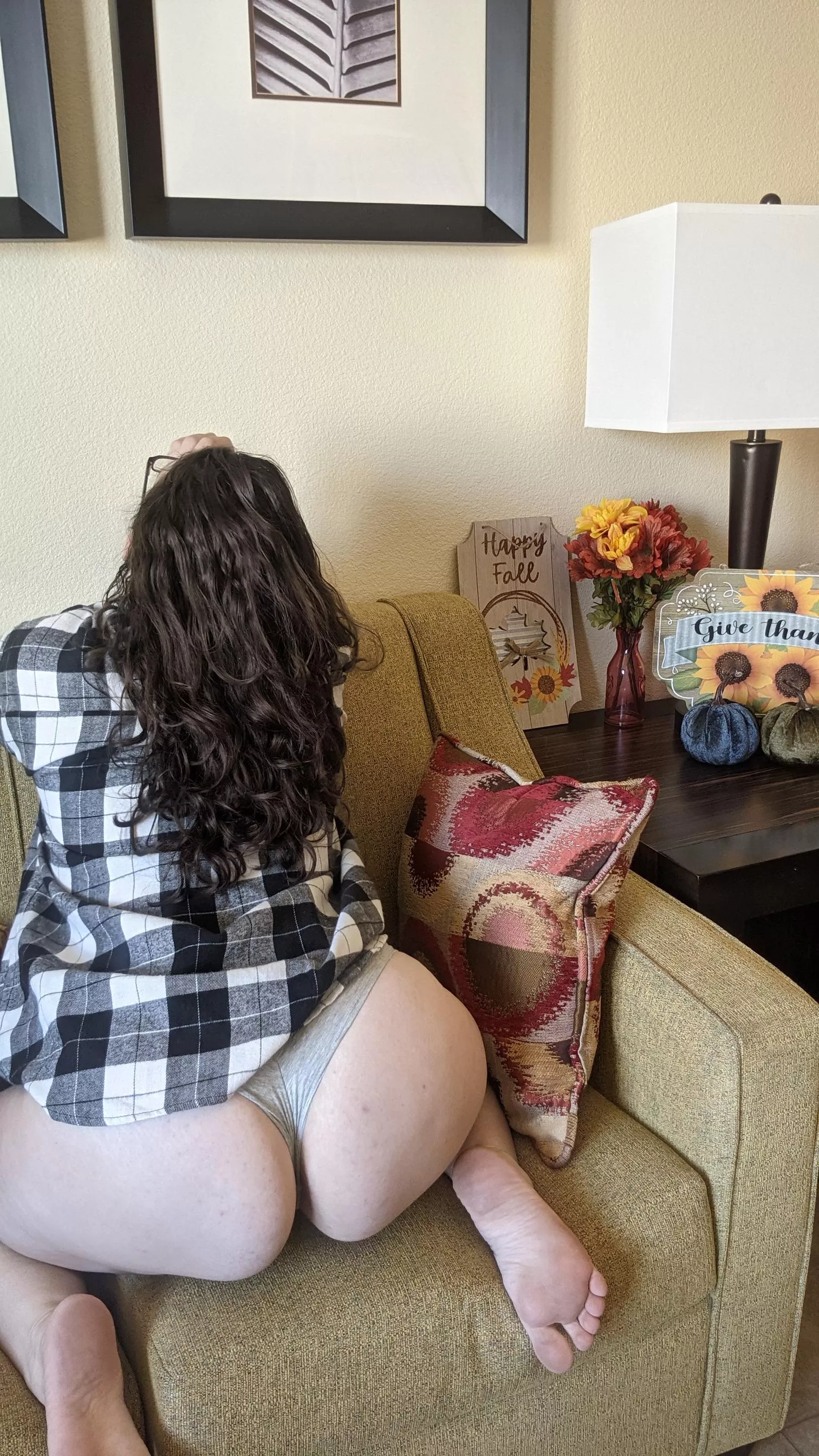 Here's a big ol' mom booty for your hump day pleasure