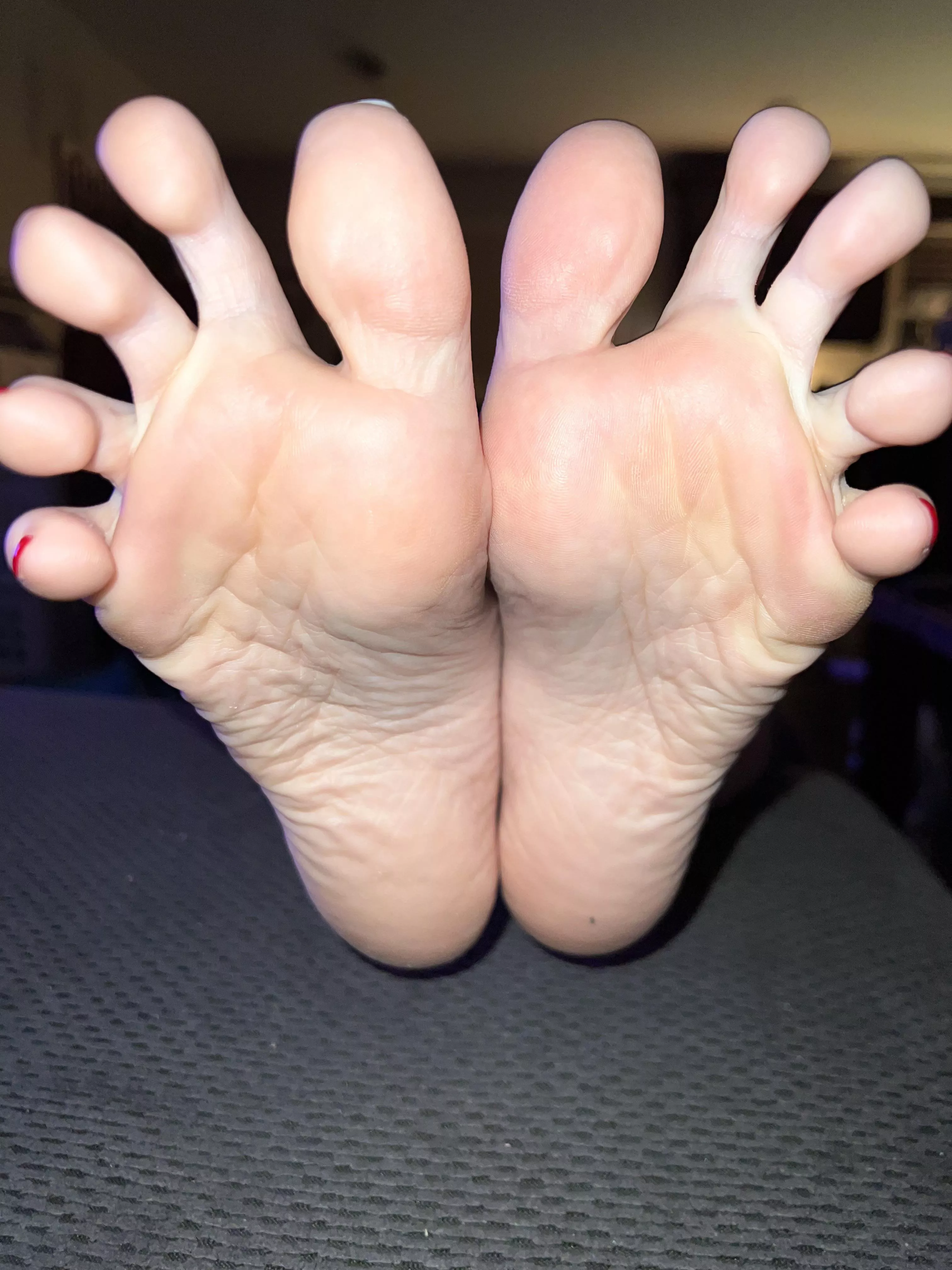 I bet you wish your cock was between these toes