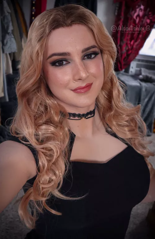 I'm cute as a blonde... but would look cuter in your lap 😝