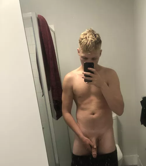 Naked in my straight friends bathroom hahhaa (bi) 23m