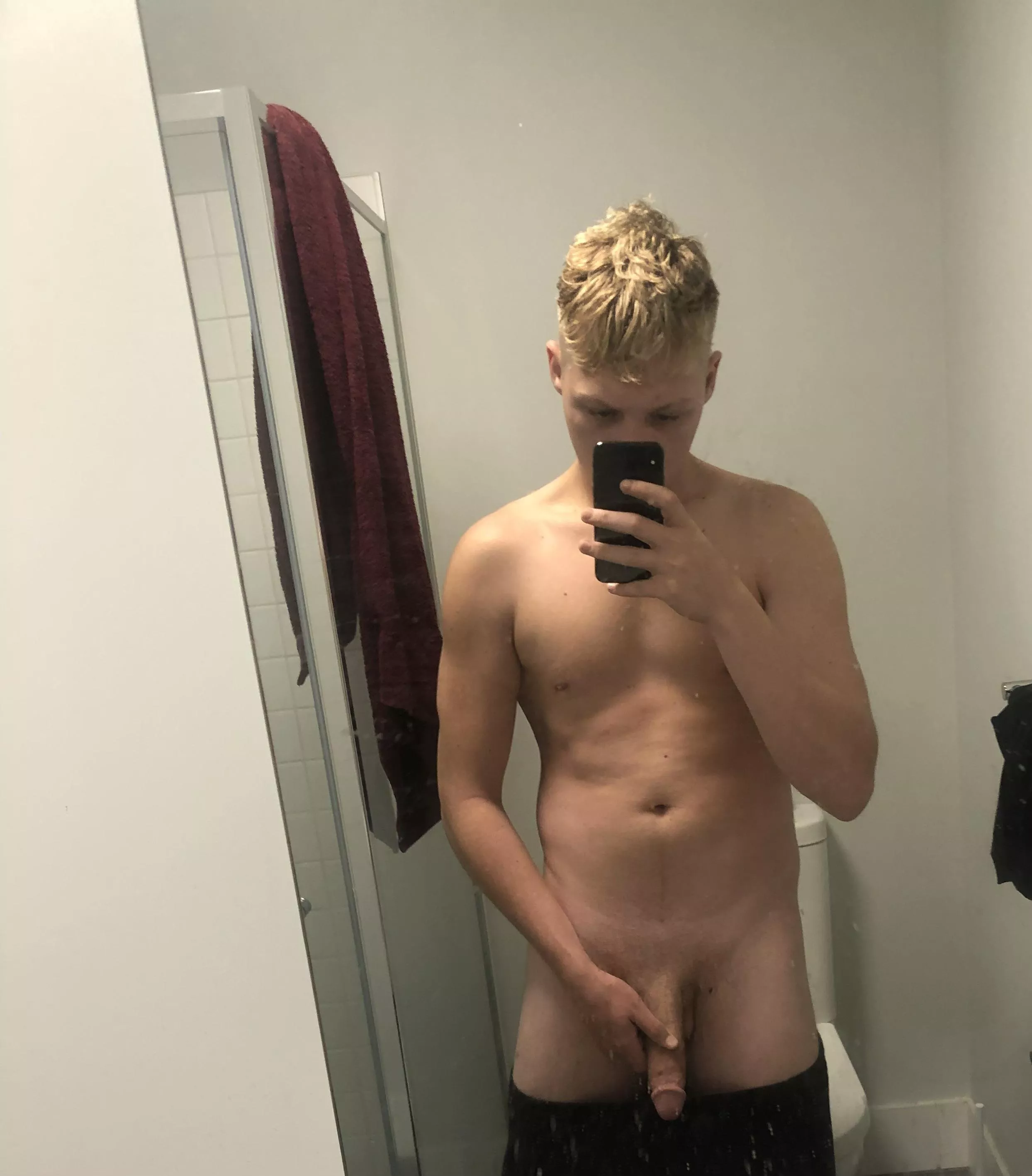Naked in my straight friends bathroom hahhaa (bi) 23m