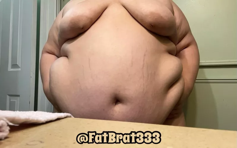 obsessed with this picture 🥵🐷 I’m becoming such a shapeless blob 🤤