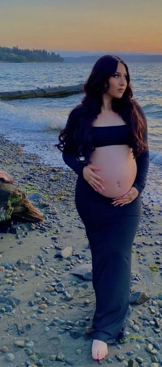 sexy bred wife at the beach 🏝️