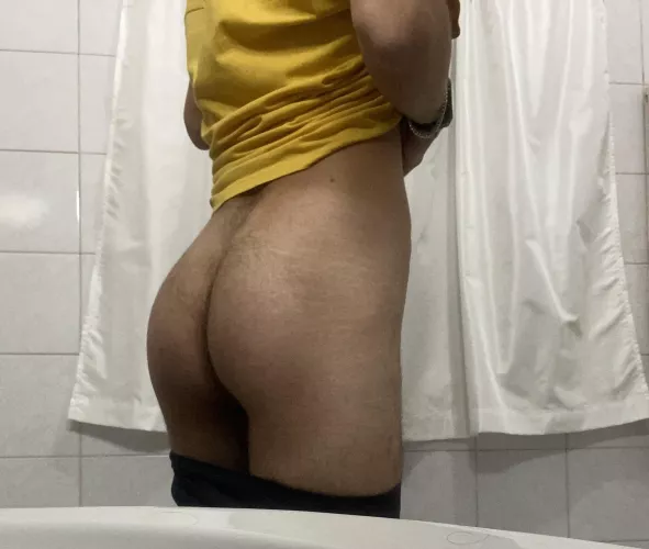 The back is hairy too 😈 (trying to get this ass bigger, hit me with tips 🙌🏻)