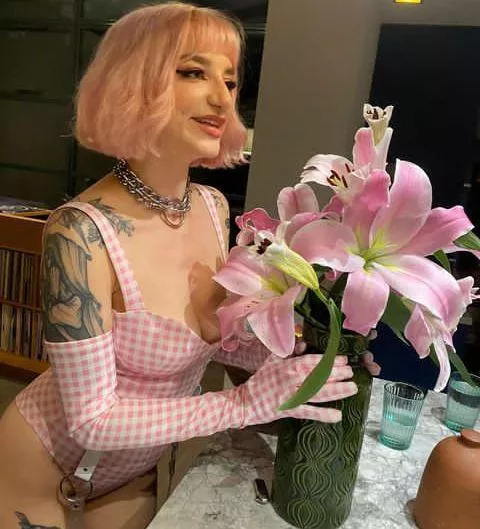 Thumb up = 3 pics in your DM 1 comment =surprise ❤️ 😈🥰🔥