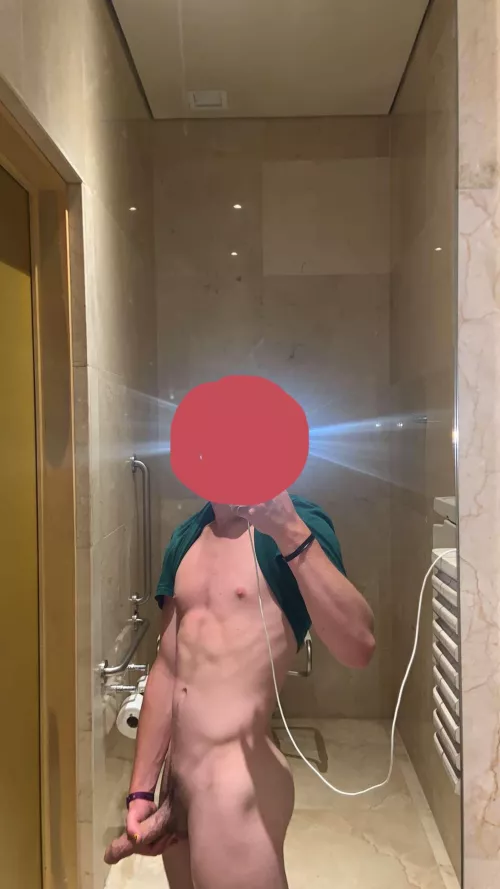 21 m Montreal, Quebec. Hung College Varsity athlete. DM if similar!