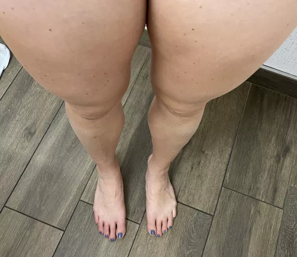 5’11” [F] Front view. legs, thighs and painted toes.