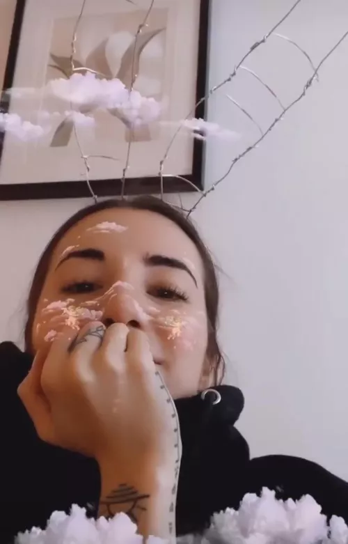 anybody with a Hand fetish here? pls dm <3