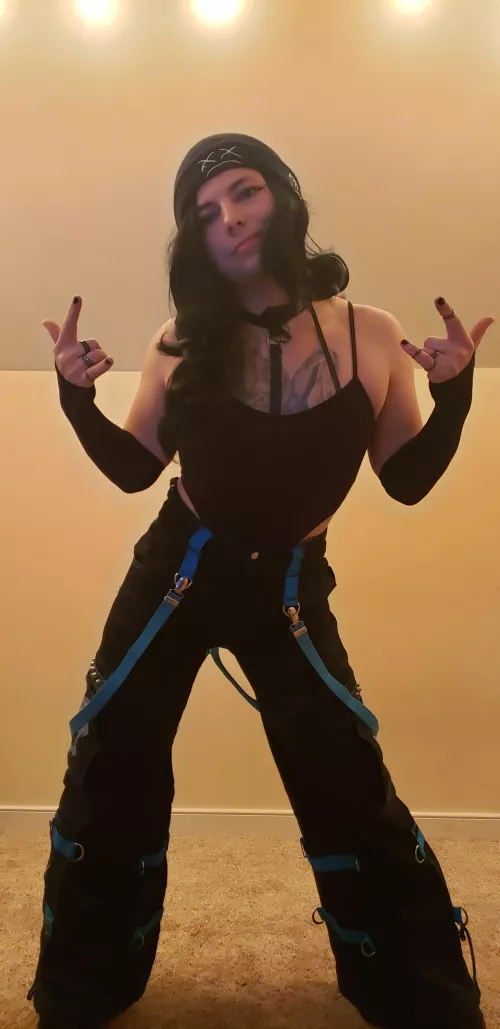 anyone here do any fun activities? I love dancing (don't make fun of the Tripp pants lol) 💜