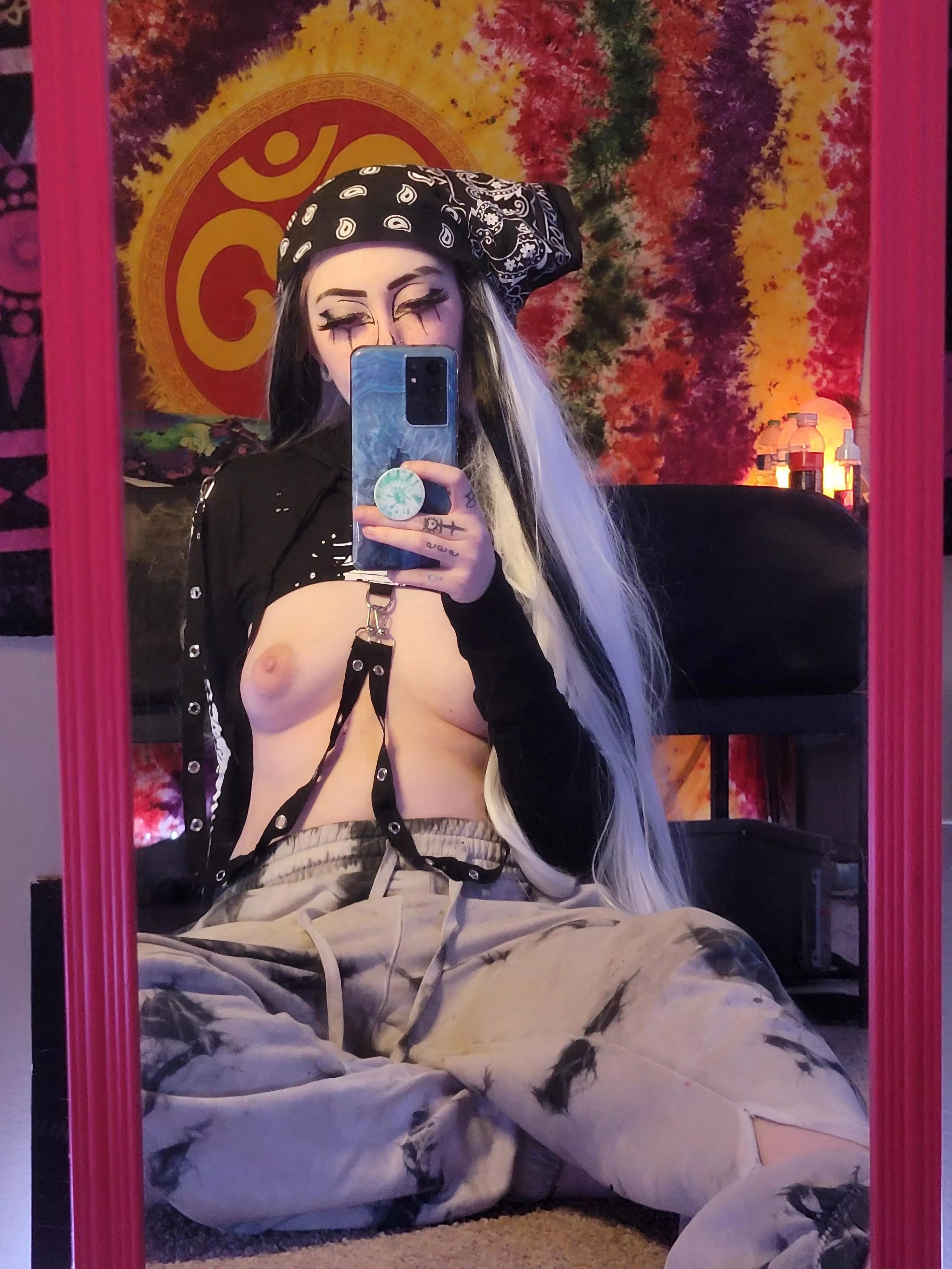 are mirror selfies still hot? 🤔