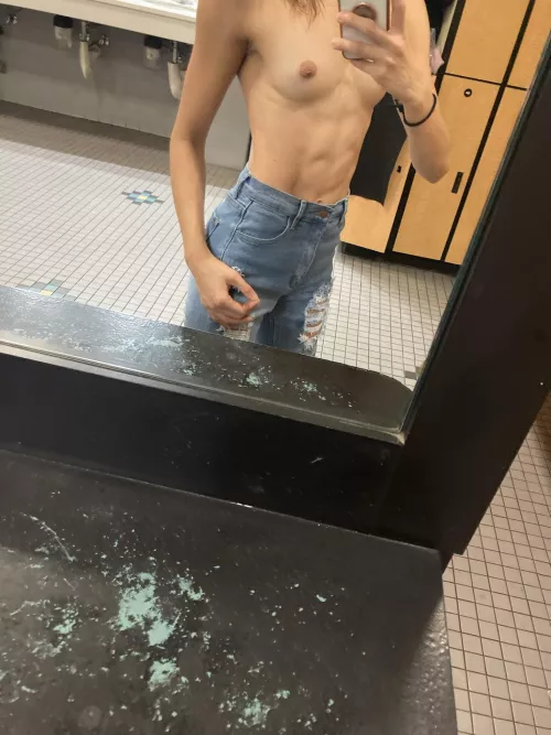 At the gym, few girls are watching me...