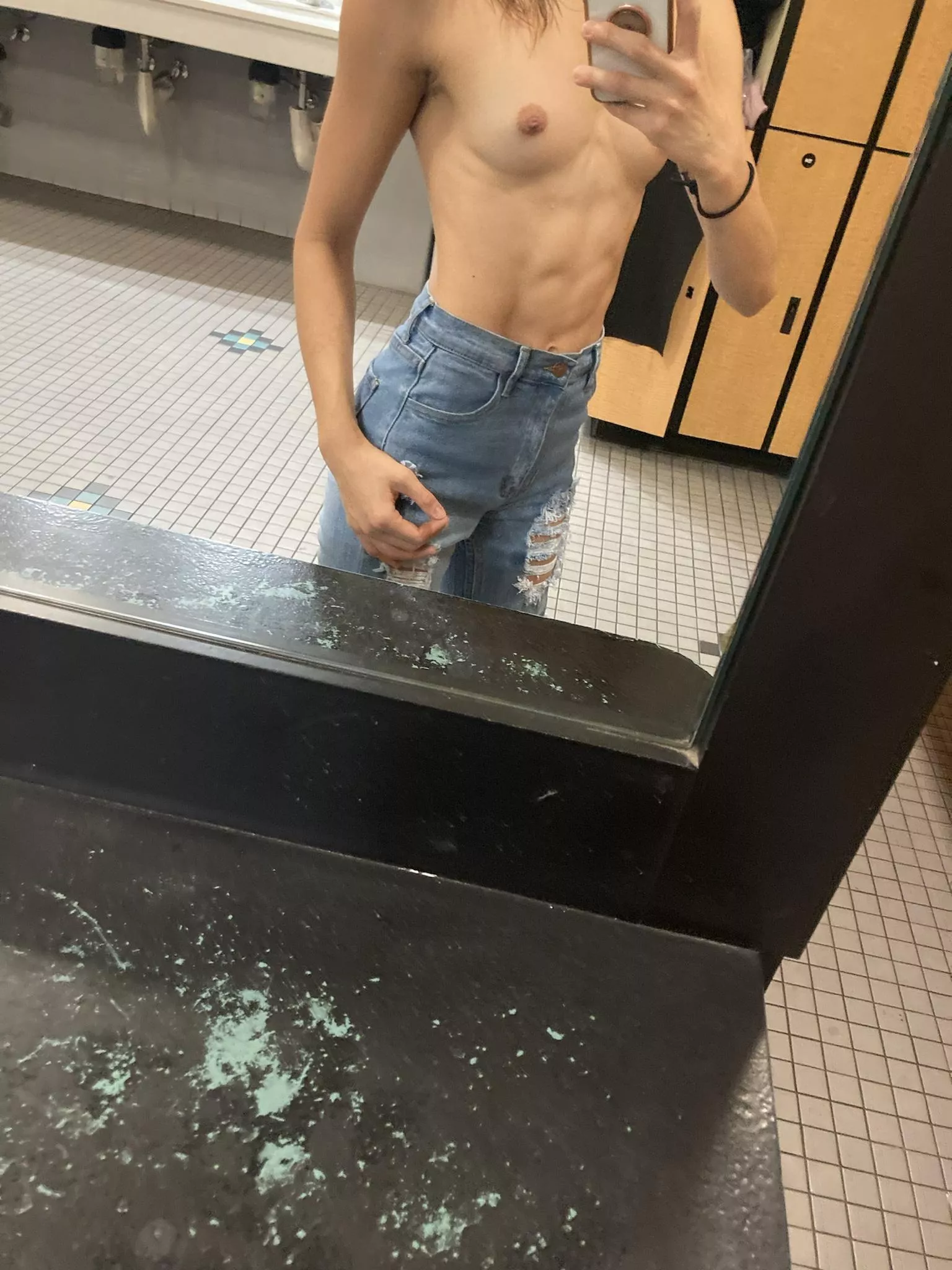 At the gym, few girls are watching me...