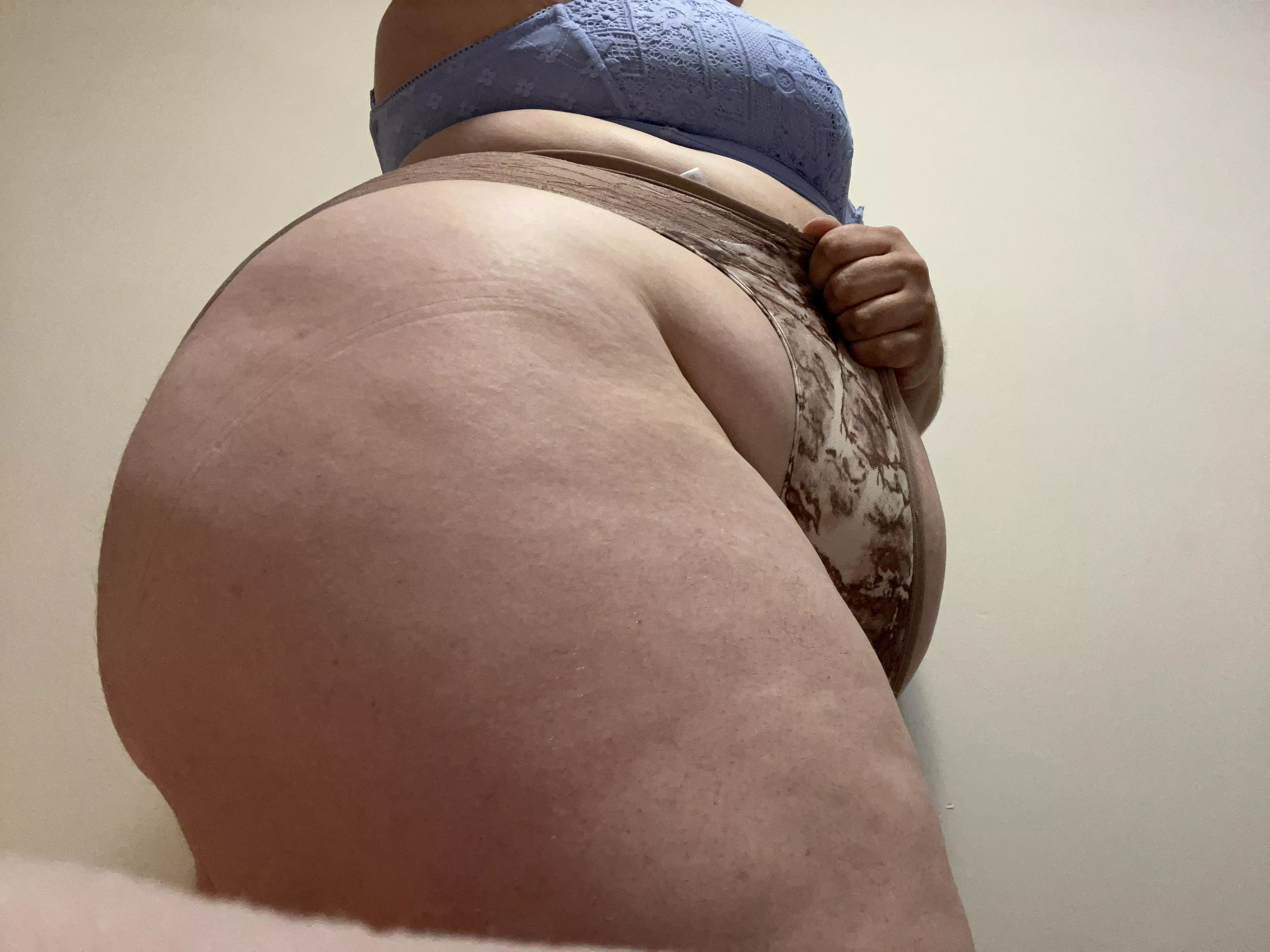 Big ass. Thick thighs. Soft belly. ❤️