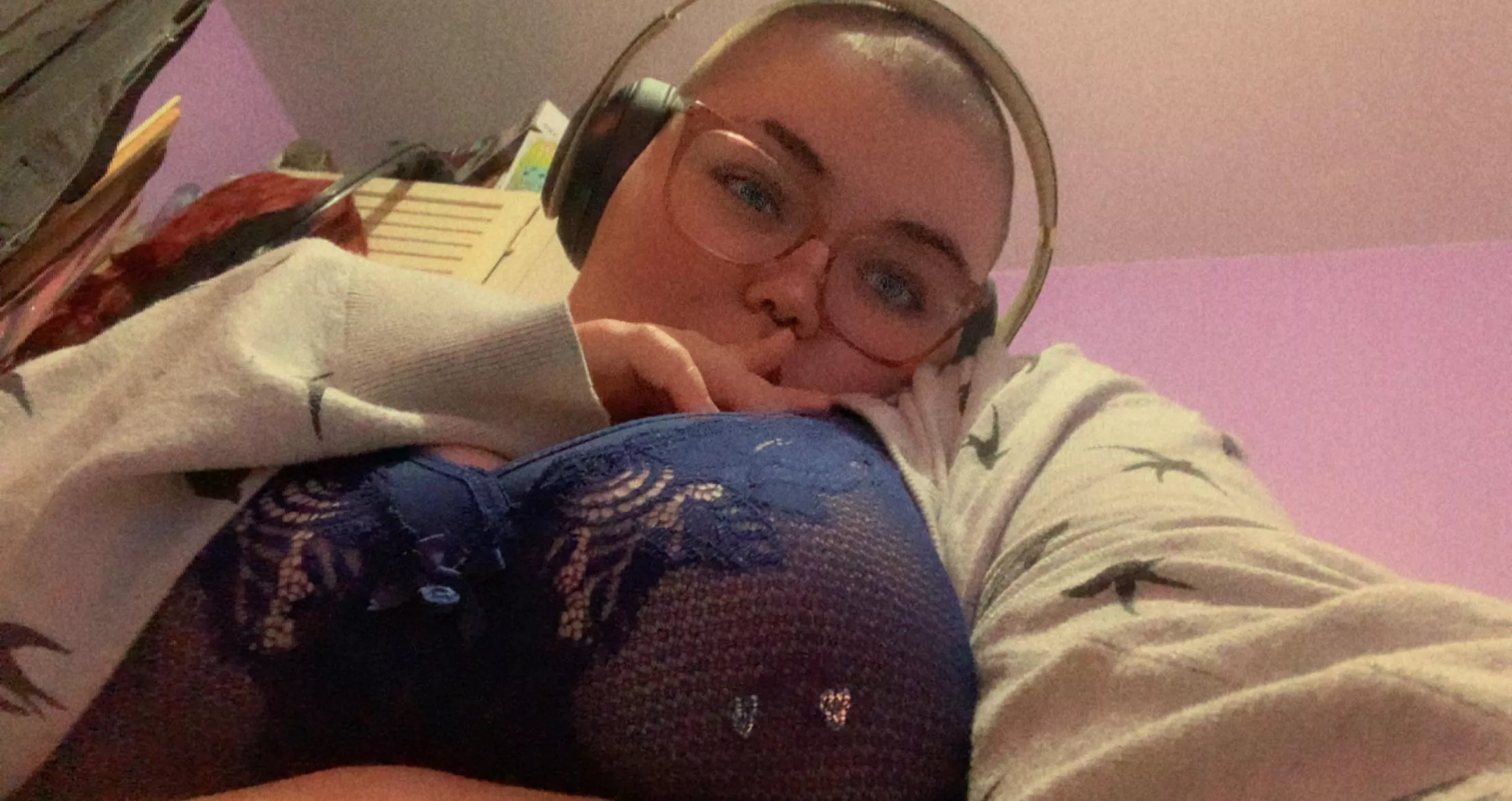 Buzzcut babe is feeling horny 🔥💦