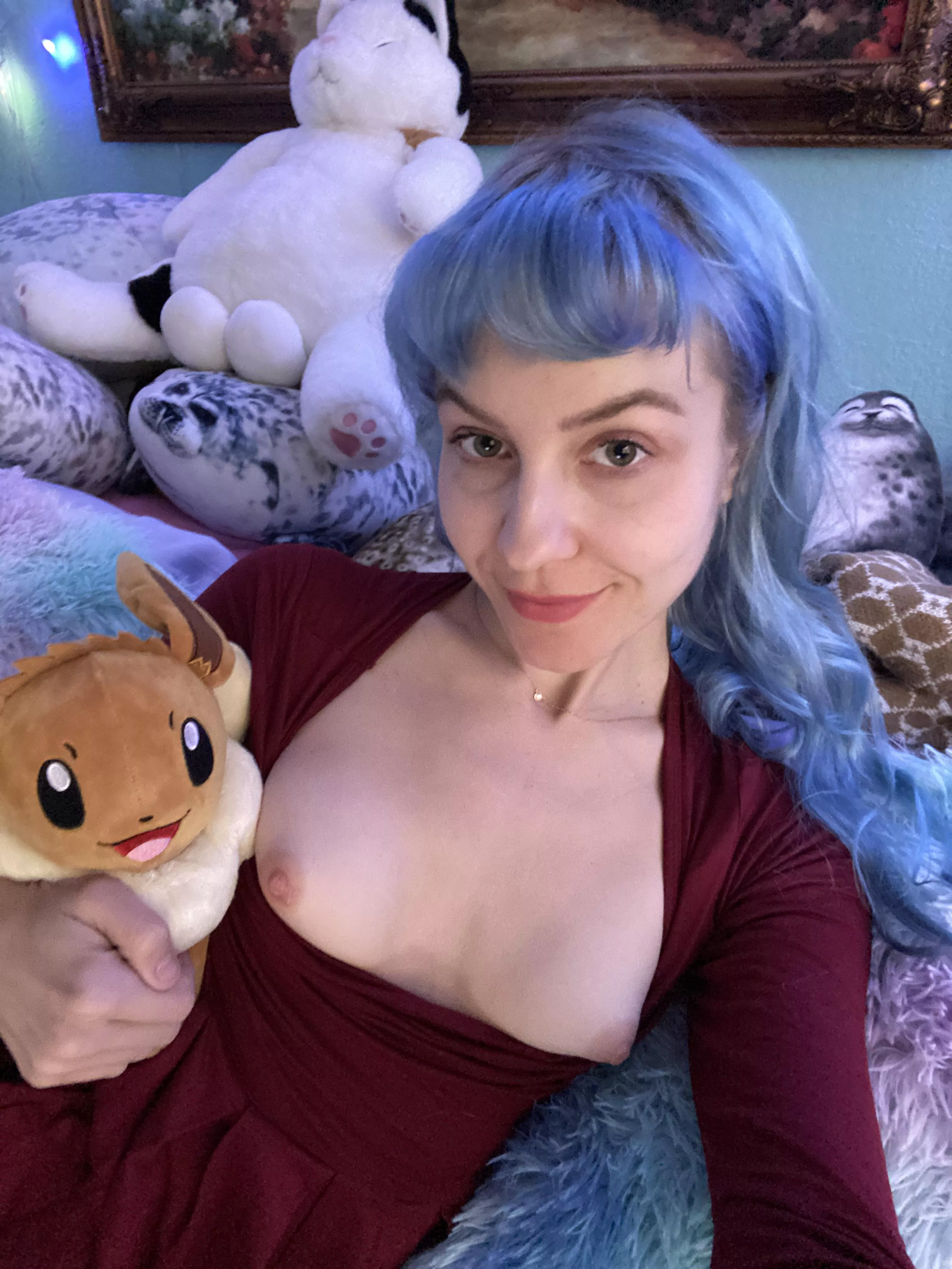 Can we talk about the perky cuteness of my Eevee? Happy thanksgiving to my fave nerdy sub !🍁☺️ [f]