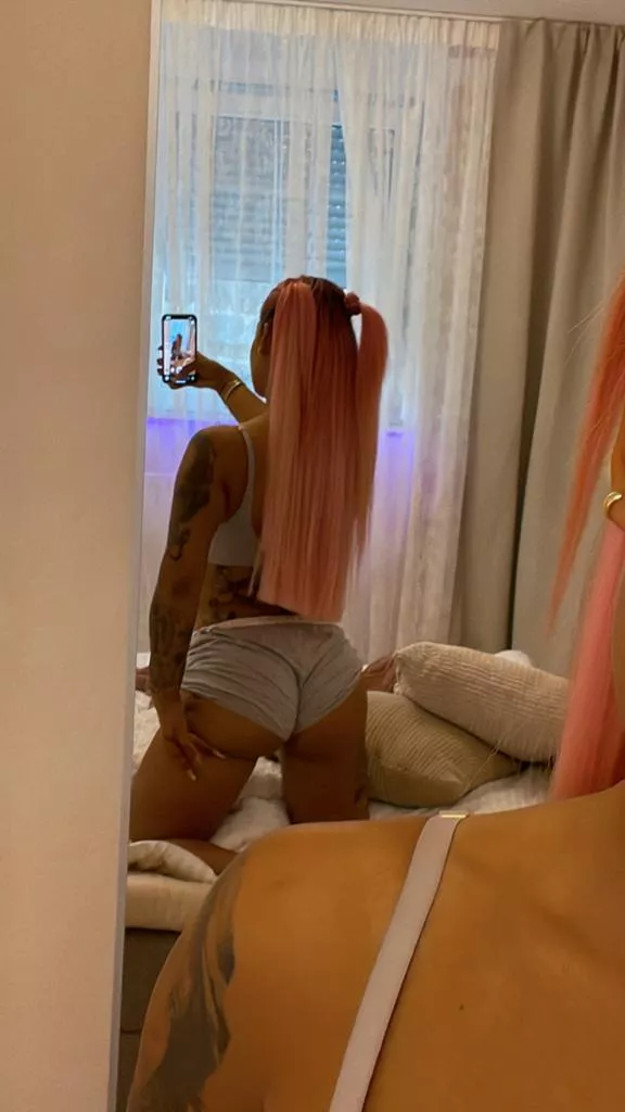 Cute, bubble butt selfie