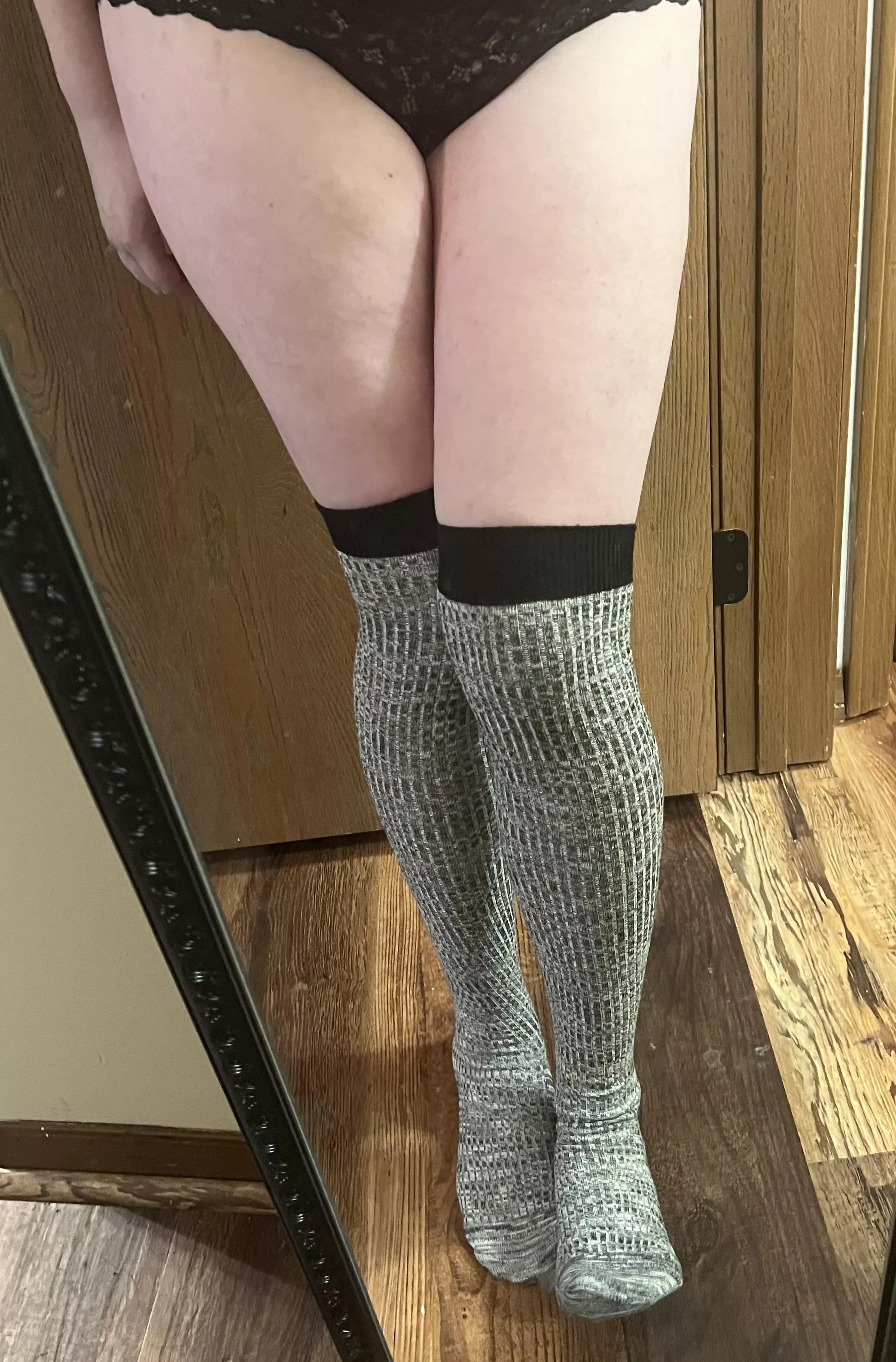 first post, do we like these goth girls thighs ?