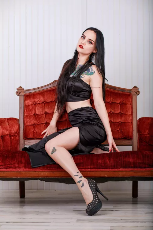 Happy Thanksgiving! Here’s another picture of me in heels since you loved the last one so much 🖤