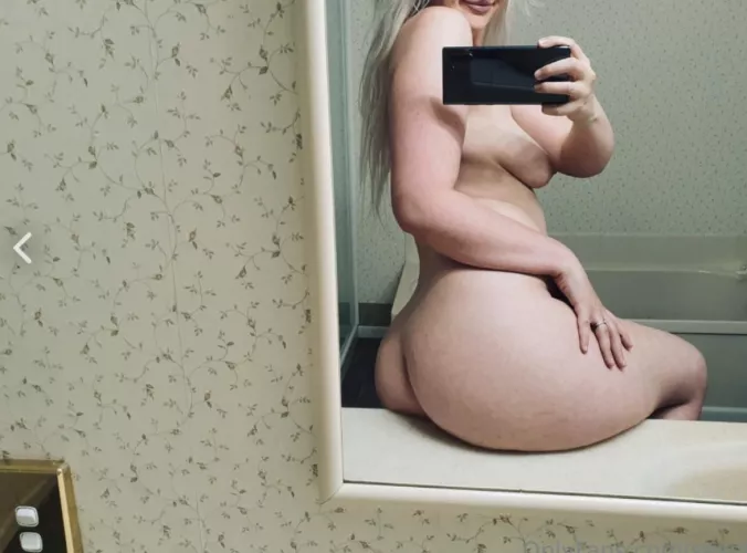 Hello, I love my long blonde hair 👋