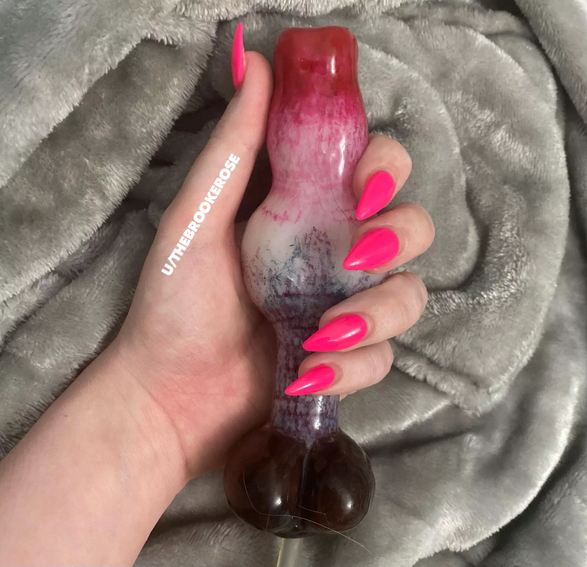 I love my Elypse Art toy. It looks so pretty with my nails.💗😈