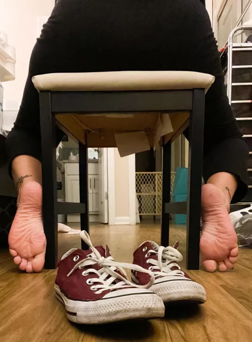 I love teasing you with my ass and big feet