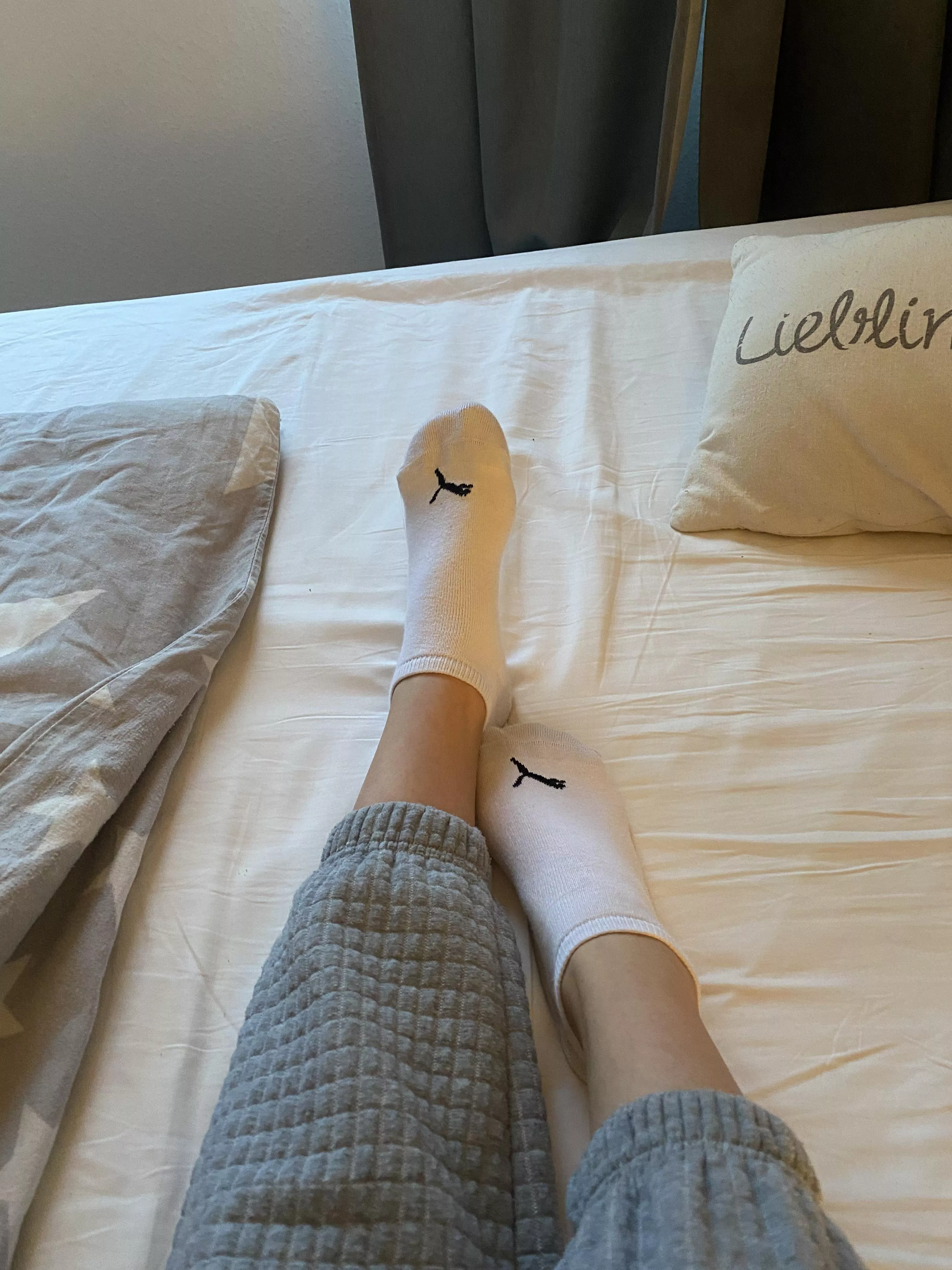 I want you to undress these socks with your mouth 😈